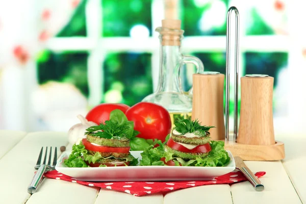 Gustose fette di midollo arrosto e pomodoro con foglie di insalata, su sfondo brillante — Foto Stock