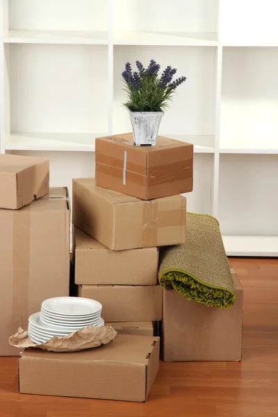 Moving boxes in empty room — Stock Photo, Image