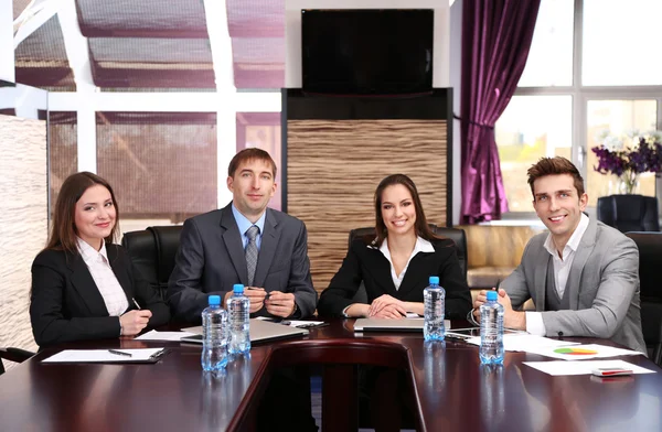 Negocios trabajando en sala de conferencias — Foto de Stock