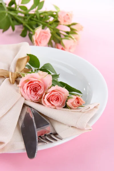 Served plate with napkin and rose close-up — Stock Photo, Image