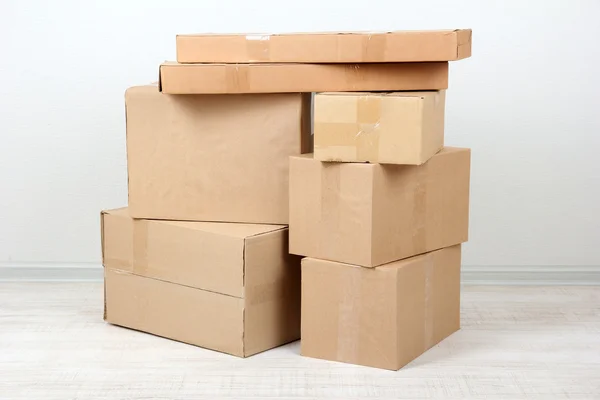 Verschillende kartonnen dozen op kamer — Stockfoto