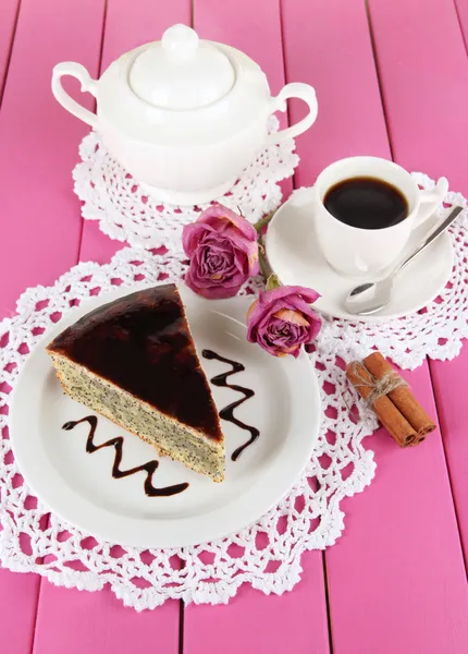 Délicieux gâteau aux graines de pavot avec tasse de café sur la table close-up — Photo