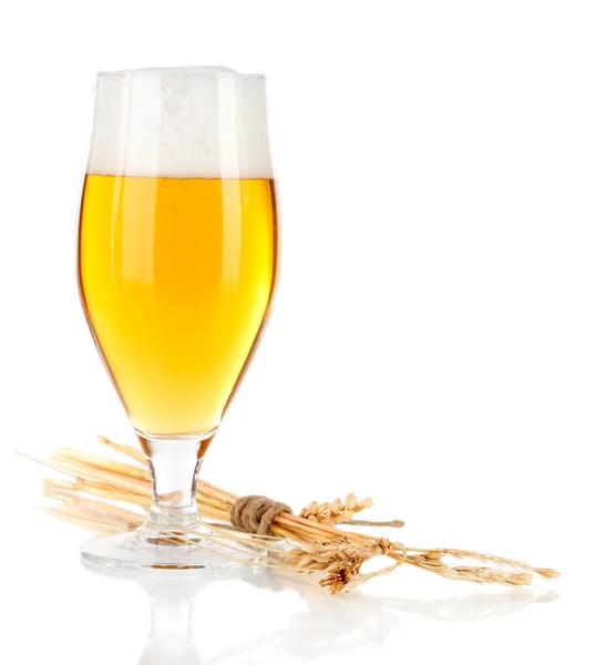 Il vetro di birra con punta lascia su sfondo giallo chiaro — Foto Stock