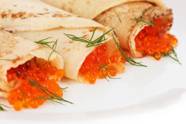 Deliciosos panqueques con caviar rojo en primer plano —  Fotos de Stock