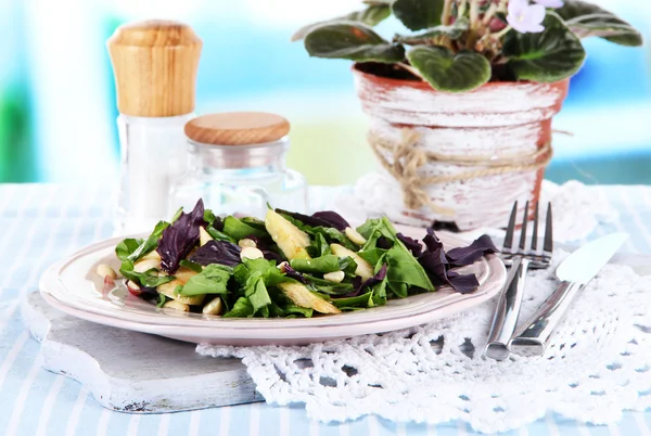 Insalata leggera sul piatto sul tavolo sullo sfondo della stanza — Foto Stock