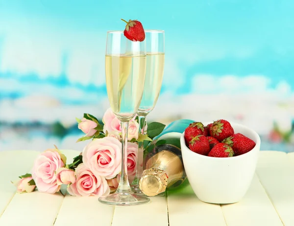 Natura morta romantica con champagne, fragole e rose rosa, su sfondo luminoso — Foto Stock