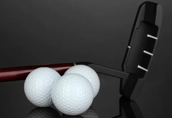 Pelota de golf y conductor sobre fondo gris —  Fotos de Stock