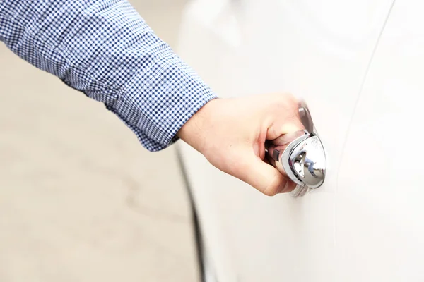 Man hand opening car door, close up — Stock Photo, Image