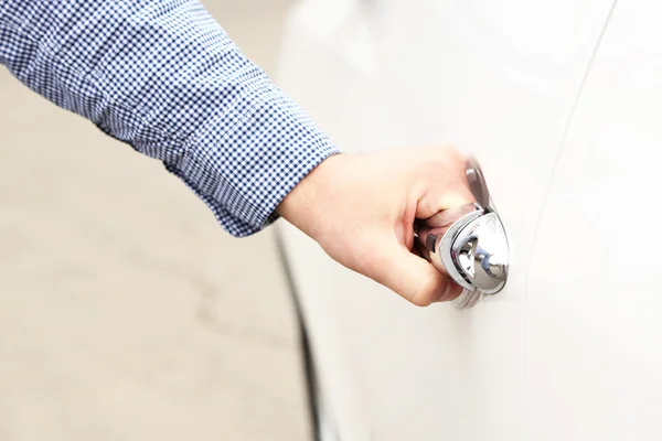 Hombre mano abriendo la puerta del coche, de cerca —  Fotos de Stock