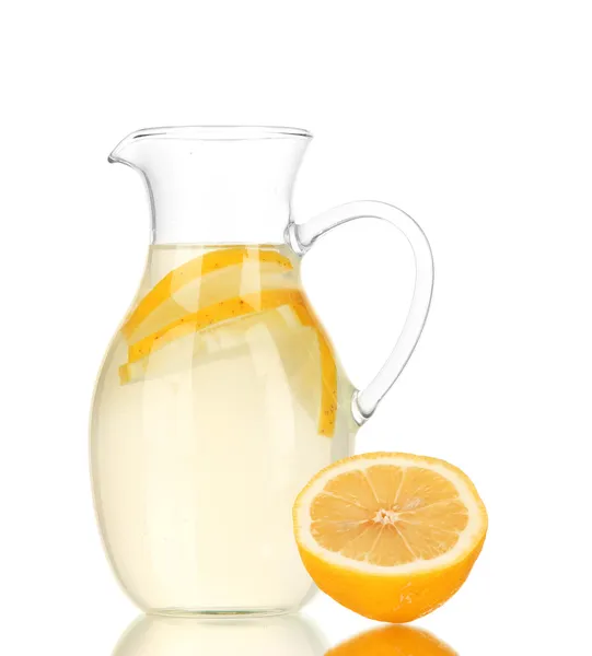 Limonada en jarra aislada sobre blanco — Foto de Stock