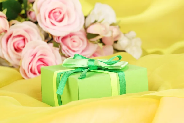 Bellissimo regalo su sfondo fiori — Foto Stock