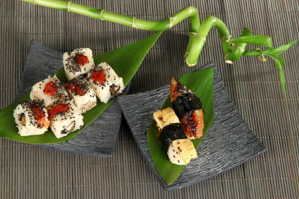 Lezzetli maki sushi - mat plaka rulo — Stok fotoğraf