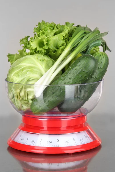 Verduras frescas en escamas sobre fondo gris — Foto de Stock