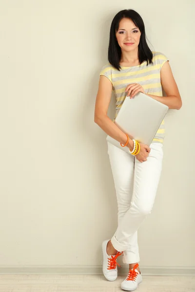 Mulher bonita com caderno no quarto — Fotografia de Stock