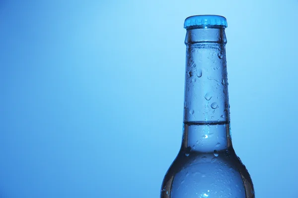 Botella de agua sobre fondo azul —  Fotos de Stock