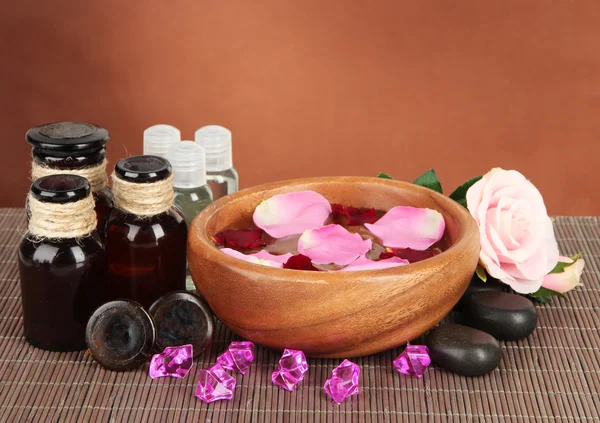 Samenstelling van de spa met aroma oliën op bruine achtergrond — Stockfoto