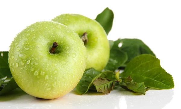 Sappige groene appels met bladeren, geïsoleerd op wit — Stockfoto