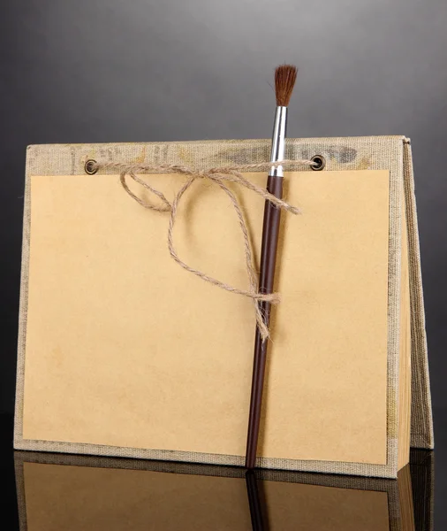 Mooie oude notebook op grijze achtergrond — Stockfoto