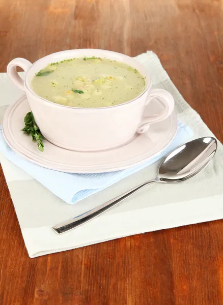 木製のテーブルのクローズ アップのピンクの鍋にスープを養う — ストック写真