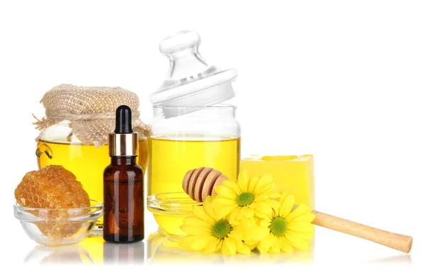 Spa de miel fragante con aceites y miel aislada en blanco — Foto de Stock