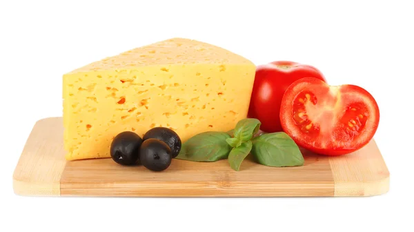 Peynir, fesleğen ve tahta üzerinde beyaz izole kesme sebze — Stok fotoğraf