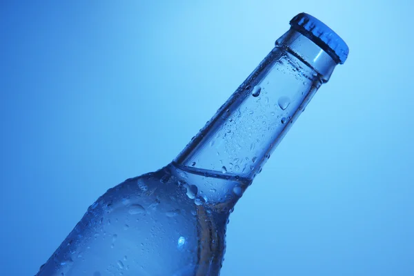 Botella de agua sobre fondo azul — Foto de Stock