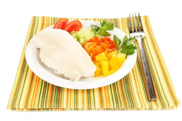 Poitrine de poulet bouillie sur assiette avec légumes gros plan — Photo