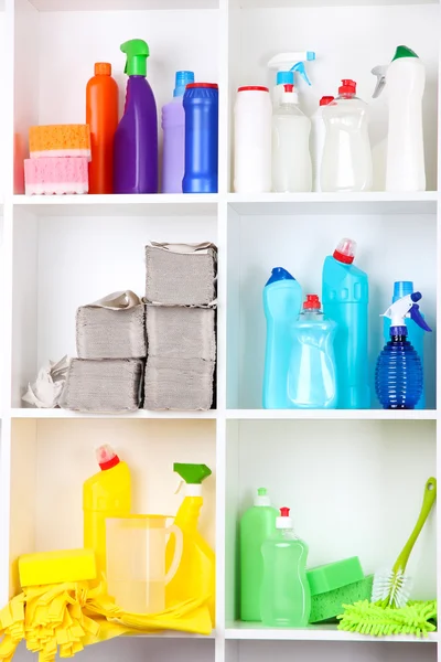 Półki w spiżarni z środki czyszczące do domu z bliska — Zdjęcie stockowe
