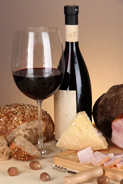 Exquisito bodegón de vino, queso y productos cárnicos — Foto de Stock