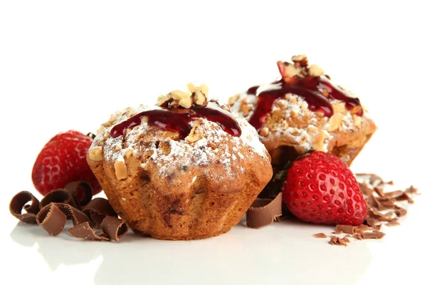 Sabrosos pasteles de magdalenas con fresas y chocolate, aislados en blanco — Foto de Stock