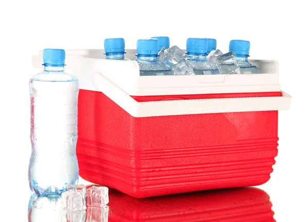 Frigorifero viaggiante con bottiglie d'acqua e cubetti di ghiaccio, isolato su bianco — Foto Stock