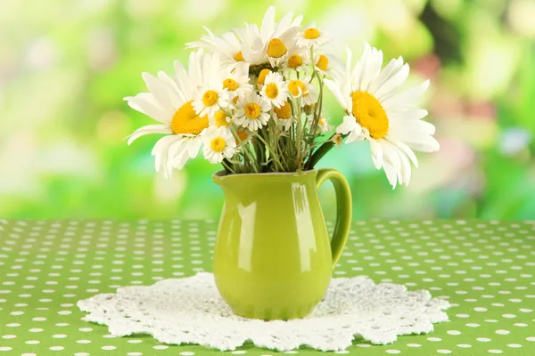 Mooi boeket chamomiles werper op tafellaken op natuurlijke achtergrond — Stockfoto