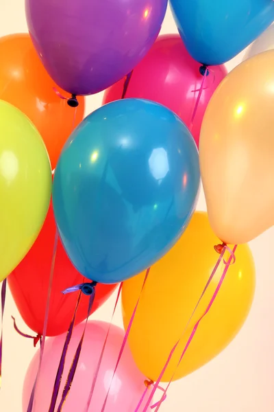 Много ярких воздушных шаров крупным планом — стоковое фото