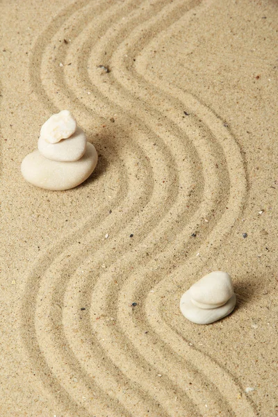 Сад дзен з рифленим піском і круглими каменями крупним планом — стокове фото