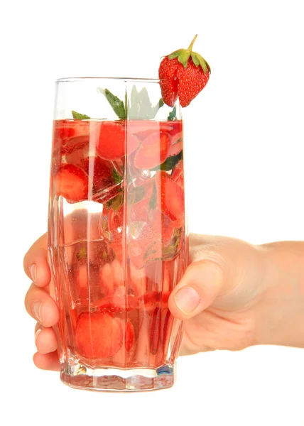 Copo de bebida de frutas com cubos de gelo na mão isolados em branco — Fotografia de Stock