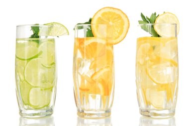 buz üzerinde beyaz izole meyve içecekler bardak