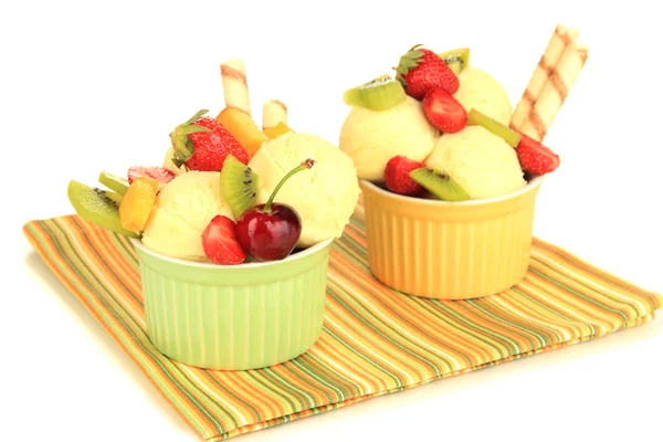 Delicioso helado con frutas y bayas en un tazón aislado en blanco —  Fotos de Stock