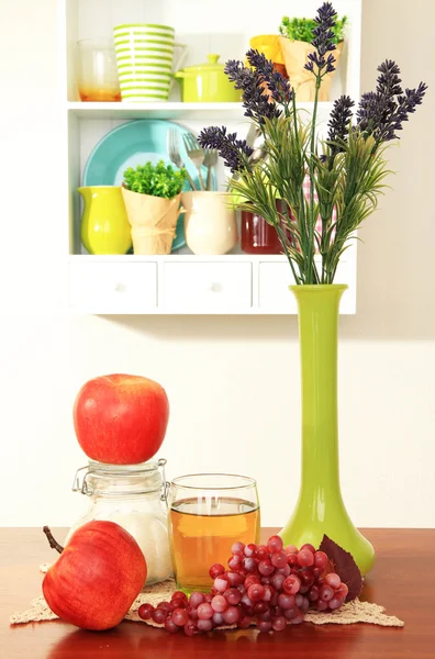 Keuken samenstelling op tafel op plank achtergrond — Stockfoto