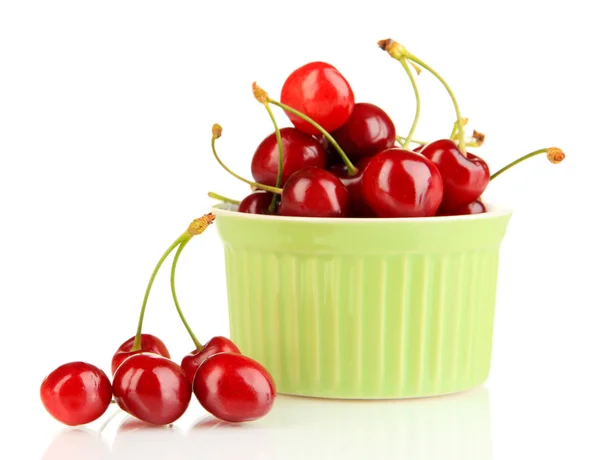 Baies de cerises rouges mûres dans un bol isolé sur blanc — Photo