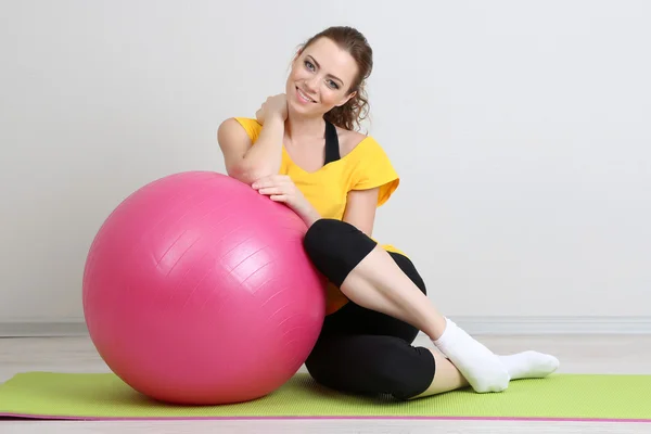 Ritratto di bella giovane donna esercizi con palla palestra — Foto Stock