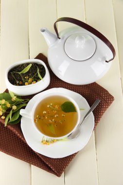 çay ıhlamur peçete ahşap masa üzerinde tarih ile