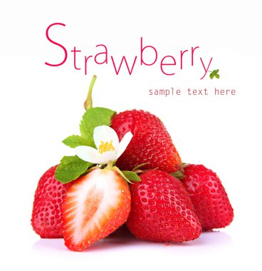 Olgun tatlı çilek ve çiçek, üzerinde beyaz izole