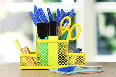 pencere arka plan bej ahşap masa üzerinde sarı sabit tutucu Ofis donatım