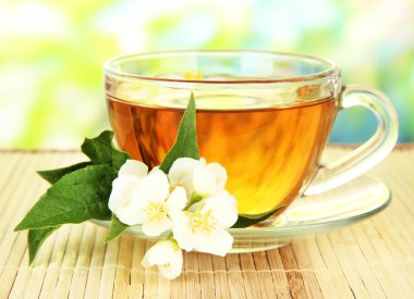 Yasemin, üzerinde parlak arka plan bambu hasır ile çay