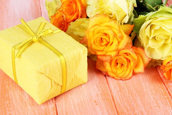 Beau bouquet de roses avec cadeau sur table close-up — Photo