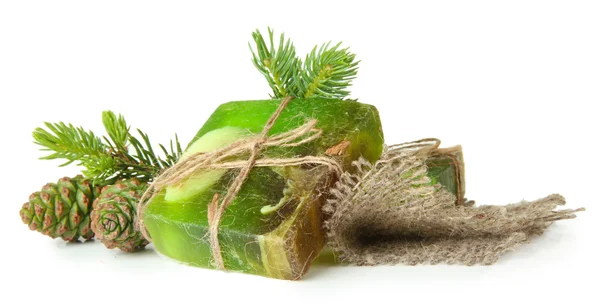 Ručně vyráběné mýdlo a zelené borové šišky, izolované na bílém — Stock fotografie