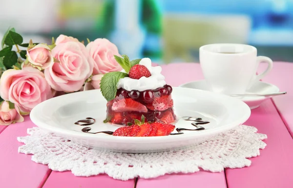 Leckeres Gelee-Dessert mit frischen Beeren, auf hellem Hintergrund — Stockfoto