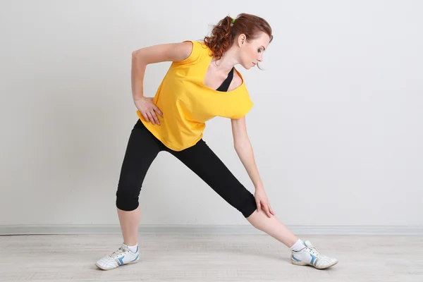 Portrait of beautiful young woman exercises — Stock Photo, Image