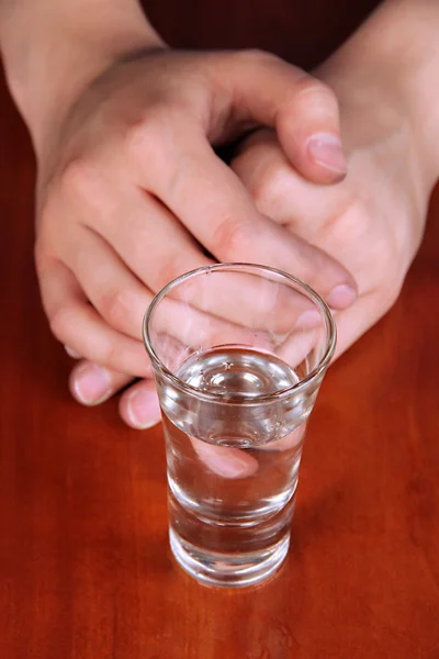 Dronken man drankjes wodka in tabel close-up — Stockfoto