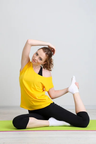 Портрет красивой молодой женщины упражнения — стоковое фото